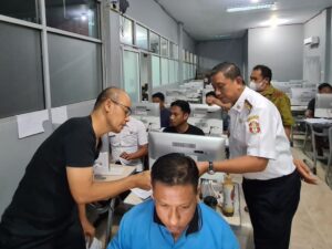 Semangati Tim Lintas OPD, Bupati Wajo Datangi Lokasi Penginputan Vaksinasi Tengah Malam