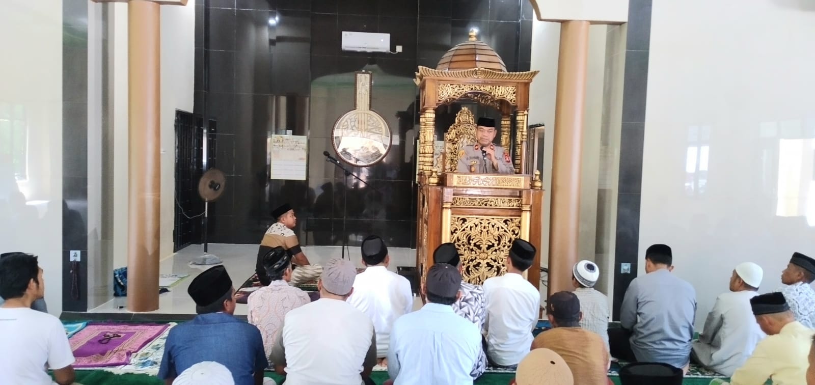 Kapolsek Urban Pitumpanua Berikan Arahan Ba’da Jumat di Masjid Hajja Nadirah Madda