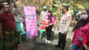 Bhayangkari Peduli Ranting Pitumpanua Serahkan Bantuan Kepada Korban Kebakaran