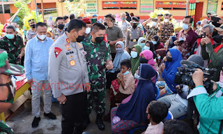 Irjen Pol Drs. Nana Sudjana, Kapolda Sulsel, saat Kunjungi Vaksinasi Massal di Galesong Kabupaten Takalar