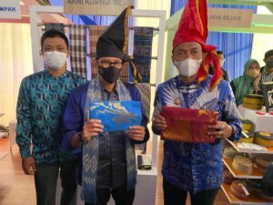 Bersama Wakil Bupati Wajo, Sandiaga Uno Promosikan Kain Tenun Sutera Khas Sengkang