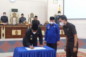 Serahkan LKPJ 2021, Amran Mahmud Serukan Tantangan Bersama Jaga Perekonomian Wajo