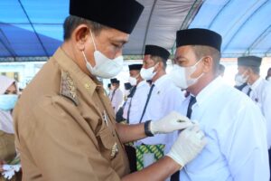Bersama Wakil Bupati, Amran Mahmud Lantik 32 Anggota BPD di Pammana-Sabbangparu