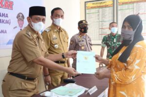 Bupati Wajo Serahkan 43 Bidang Sertifikat Tanah Gratis Untuk Pelaku UMKM, Ini Pesannya