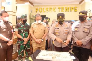 Kapolres Wajo Hadiri Penandatanganan Prasasti Renovasi Kantor Polsek Tempe