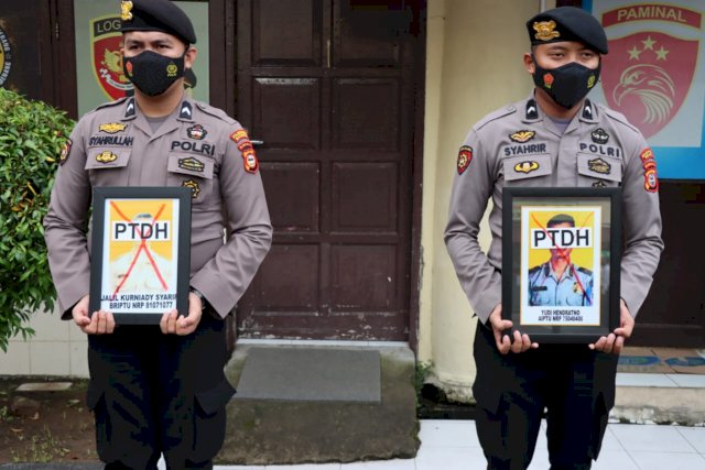 Pecat Dua Oknum Bintara Polisi,Kapolrestabes Makassar : Saya Tidak Berbangga Hati Lakukan Upacara Ini