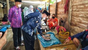 Tanpa Sekat, Beginilah Gaya Natural Bupati Wajo Amran Mahmud Berinteraksi dengan Warga