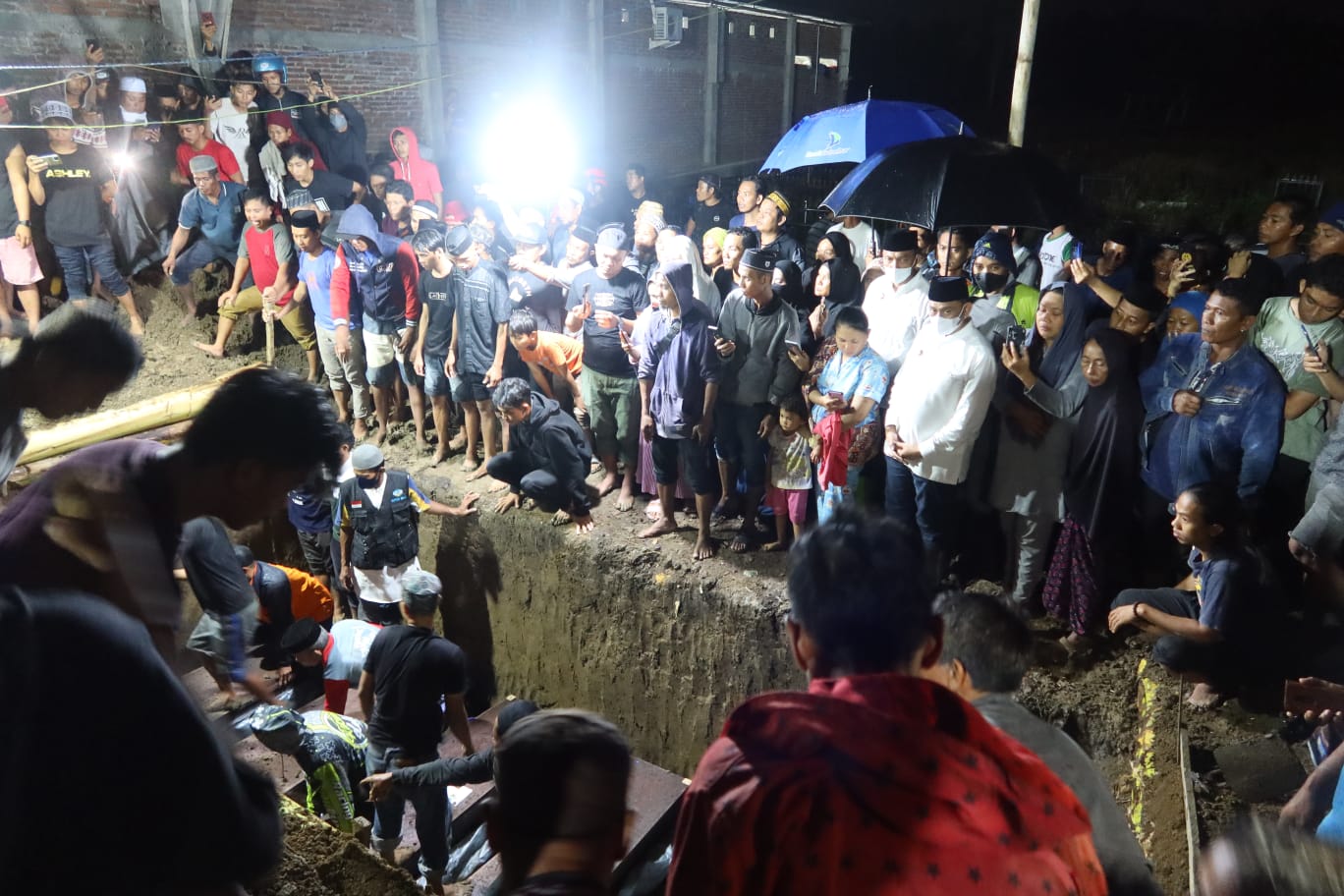 Selain Menunggu Kedatangan Jenazah Korban Kebakaran di Samarinda, Amran Ikut Mengantar ke Pemakaman