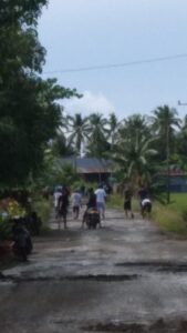 Selain Gunakan Dana Pribadi,Warga Desa Lompoloang Hadir Bergotong Royong Perbaiki Jalanan Rusak