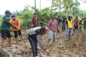 Antusias Warga Desa Abbanuangge Bantu TMMD Ke 113