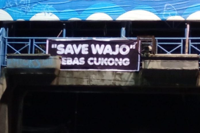 Jalan Poros Nasional di Makassar Dihiasi, “Save Wajo Bebas Cukong”