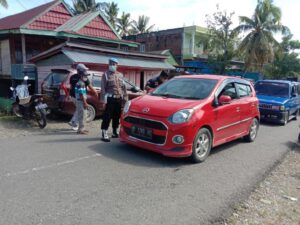 Cegah Macet , Personil Polsek Penrang Lakukan Pengaturan Lalu Lintas di depan Pasar Doping