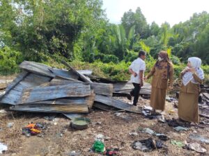 Hari Pertama Jabat Lurah Siwa,Istri Ketua PWI Wajo Serahkan Bantuan Korban Kebakaran