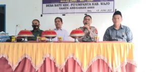 Wujudkan sinergi, Polsek Urban Pitumpanua, Tim Vaksinator Dan Pemdes Batu Gelar Vaksinasi