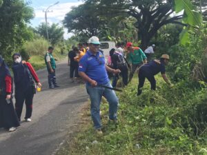 Peduli Lingkungan, Lurah Siwa Gotong Royong Bersama Warga di Jalan Poros Bangsalae