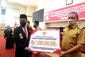 Bantuan Keuangan Rp7 M, Bupati Wajo Terima Langsung dari Gubernur Sulsel