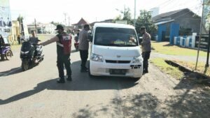 Polsek Urban Pitumpanua Polres Wajo Gencarakan Percepatan Vaksinasi, Puluhan Penumpang R4 Berhenti Sebelum Gerai Vaksin