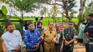 Bupati Wajo dan Dandim Serahkan Langsung Bantuan Korban Banjir Pitumpanua