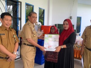 Tingkatkan Kapasitas dan Nilai Tambah Produk, Bupati Wajo Serahkan Bantuan KKP RI ke Kelompok Usaha