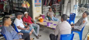 Jelang Dirgahayu Kemerdekaan RI- 77,Polsek Urban Pitumpanua Aktif Patroli Sambang di Pasar Sentral Siwa