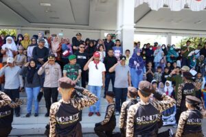 Lepas Peserta Gerak Jalan Indah Tingkat SMP/MTs/SMA/SMK/MA, Bupati Wajo: Jangan Nikah Muda!