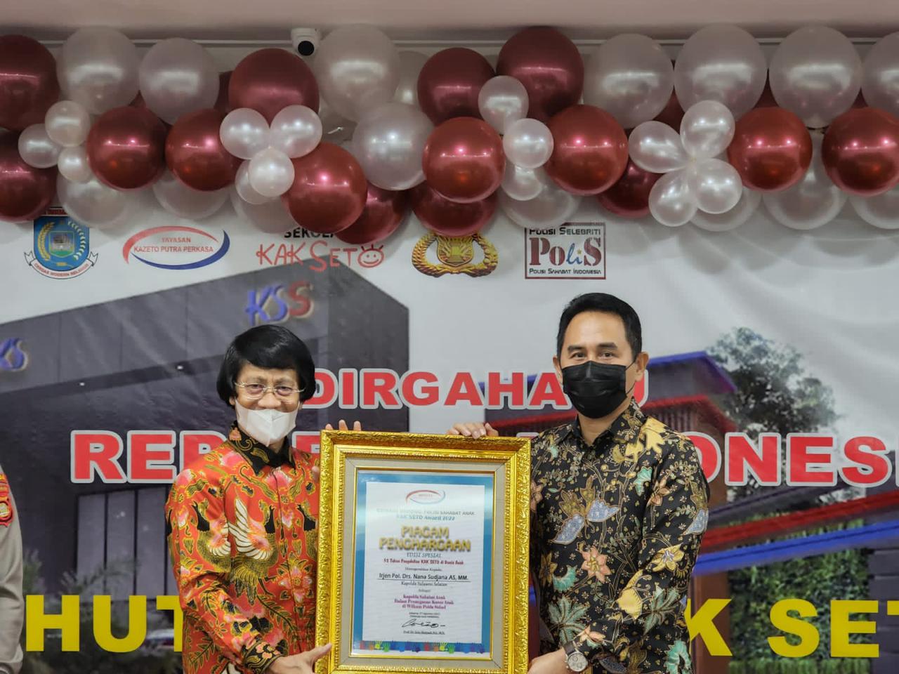 LembagavPerlindungan Anak Indonesia Memberikan Penghargaan Kepada Kapolda Sulsel