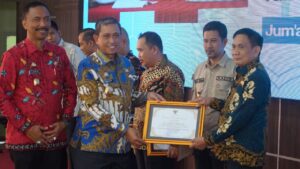 Organisasi Perangkat Daerah terbaik ke-V tahun 2022, Sainal Bayat Raih Penghargaan dari Bupati Wajo