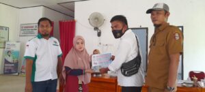 Wujud Sinergitas, Polisi Ambil Bagian Penyaluran BLT- DD di Desa Padang Loang