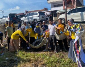 Antusias Warga Pitumpanua Gelar WCD Sedunia di Seputaran Pasar Sentral Siwa.