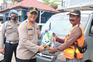 Bukti Kepedulian, Kapolres Wajo Bagikan Bansos Kepada Masyarakat Terdampak Kenaikan BBM