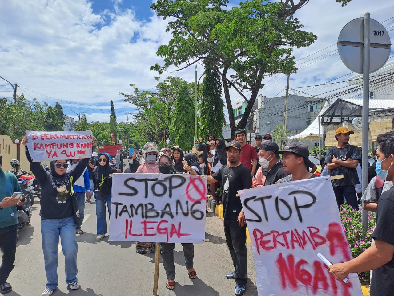 Tolak Tambang Ilegal,Aliansi Masyarakat Mattiro Bulu Unjuk Rasa di DPRD