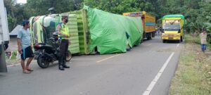 Mobil Truk Hino DD 85610 SW Mengalami Laka Lantas Tunggal di Trans Sulawesi Kabupaten Wajo