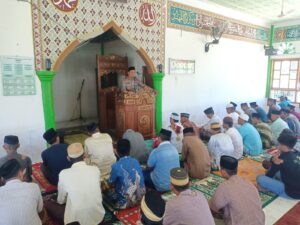 Shalat Jum’at Bersama Warga di Sangreseng Ade, Kapolsek Bola : Jaga Kerukunan Agar Tercipta Keharmonisan dan Interaksi Positif