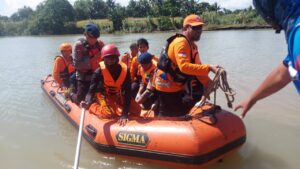 Tim SAR Gabungan Evakuasi Warga Wajo Yang Tenggelam Di Sungai Bila Sidrap