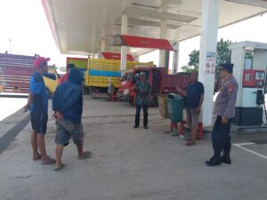 Kapolsek Maniangpajo Laksanakan Giat PAM Penyaluran dan Pengisian BBM di Wilayahnya
