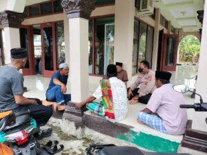 POLSEK SAJOANGING MEMAKMURKAN MESJID SEKALIGUS SILATURAHMI