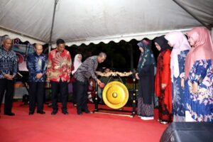 Resmikan Sentra Gerobak Kuliner II, Bupati Wajo Punya Tantangan untuk TP PKK dan Disperindagkop UKM