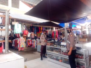 Kapolsek Sabbangparu Bersama Personil Melaksanakan Pengamanan dan Pengaturan di Pasar Salojampu