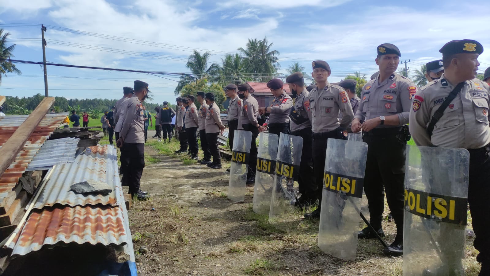 Polres Soppeng Kerahkan Puluhan Personil Dalam Rangka Mengawal Eksekusi Harta Bersama Satu Unit Ruko