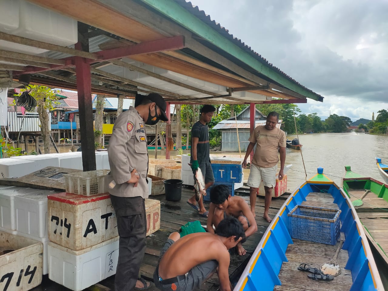 Kunjungi Warga Salomenraleng, Aipda Ahmad Irfandi Dicurhati Nelayan