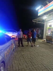 Polsek Takkalalla Polres Wajo Aktif Lakukan Patroli Blue Light