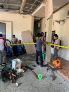 Tim Labfor Polda sulsel Tengah Tangani Penyebab Ledakan Rumah Kost