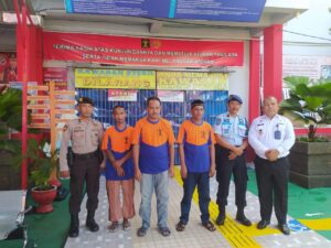 Personil Sat Samapta Polres Wajo Lakukan Pengawalan Narapidana ke Rutan Enrekang