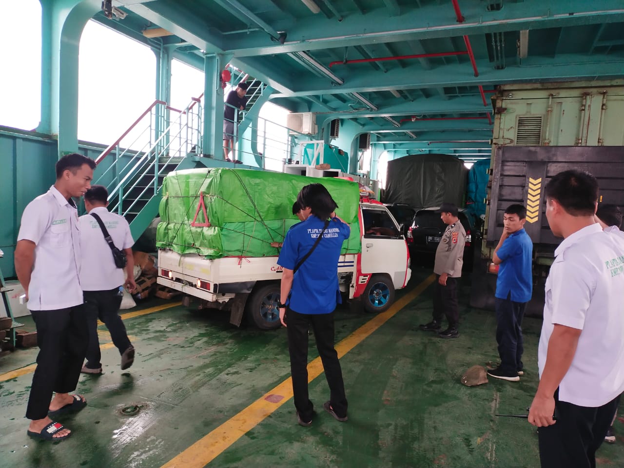 Personil Polsek Urban Pitumpanua Giat Pengamanan Dan Pengaturan di Pelabuhan Bangsalae