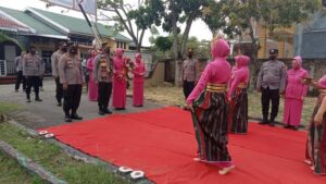 Didampingi Ketua Bhayangkari,Erwin Syah Gelar Kunker di Polsek Maritengngae