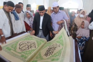 Wajo Kini Punya Mushaf Al-Qur’an “Raksasa”: Ditulis 1 Tahun, Ukuran 120 x 90 Cm, Berat 270 Kg