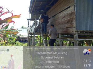 Kapolsek Majauleng Polres Wajo Beri Bantuan Sembako ke Warga Kurang Mampu