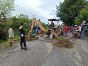 Kasat Lantas Wajo Lakukan Tur Lalin Guna Mengurai Kemacetan di Mareppi Jalan Trans Sulawesi
