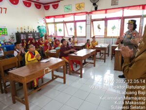 Kapolsek Mamajang Edukasi Kamtibmas Kepada Siswa SDN Inpres Labuang Baji Makassar