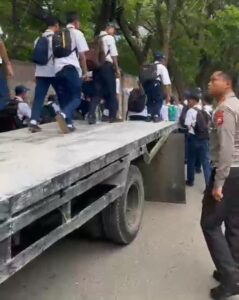 Jaga Keselamatan Jiwa,Dirlantas Polda Sulsel Turunkan Paksa Anak Sekolah Dari Truk Bak Terbuka